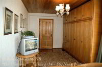 In zweitem Schlafzimmer (18 m2) sind geräumige Schränke, TV. Natürliches Baustoff – Holz- strahlt Wärme und Energie aus.