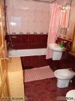Im Sanitärzimmer im Erdgeschoß sind Badezimmer und das Bidet eingerichtet.