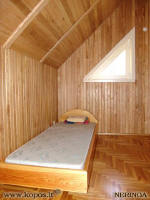 Šiaurinis miegamasis (15 kv. m – 2+1 mieg. vietos) atskira lova nišoje.