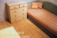 Maajame miegamajam (10 kv. m)  minktas miegamas kampas ir viena viengul lova.