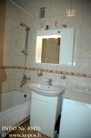 Higienos kambaryje (3,5 kv. m)  vonia, praustuv su spintele, pakabinama spintel su veidrodiu, skalbimo maina.