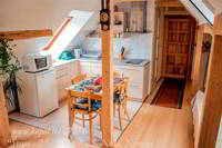 Jaukioje mini virtuvėlės erdvėje yra el. viryklė, šaldytuvas, el. virdulys, mikrobangų  krosnelė