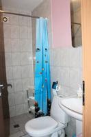 Higienos kamaryje praustuv, veidrodis, WC