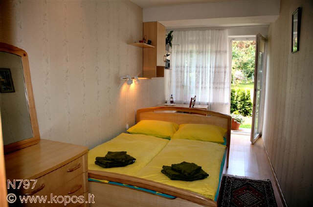 Kambarys (11 kv. m) yra pietinėje pusėje, kuriame plati dviguli lovą, spinta jūsų drabužiams, komoda, stalas, kėdė. Iš kambario galima išeiti į terasą.