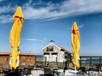 Kavinė Lana yra ant Kuršių marių kranto Nidoje